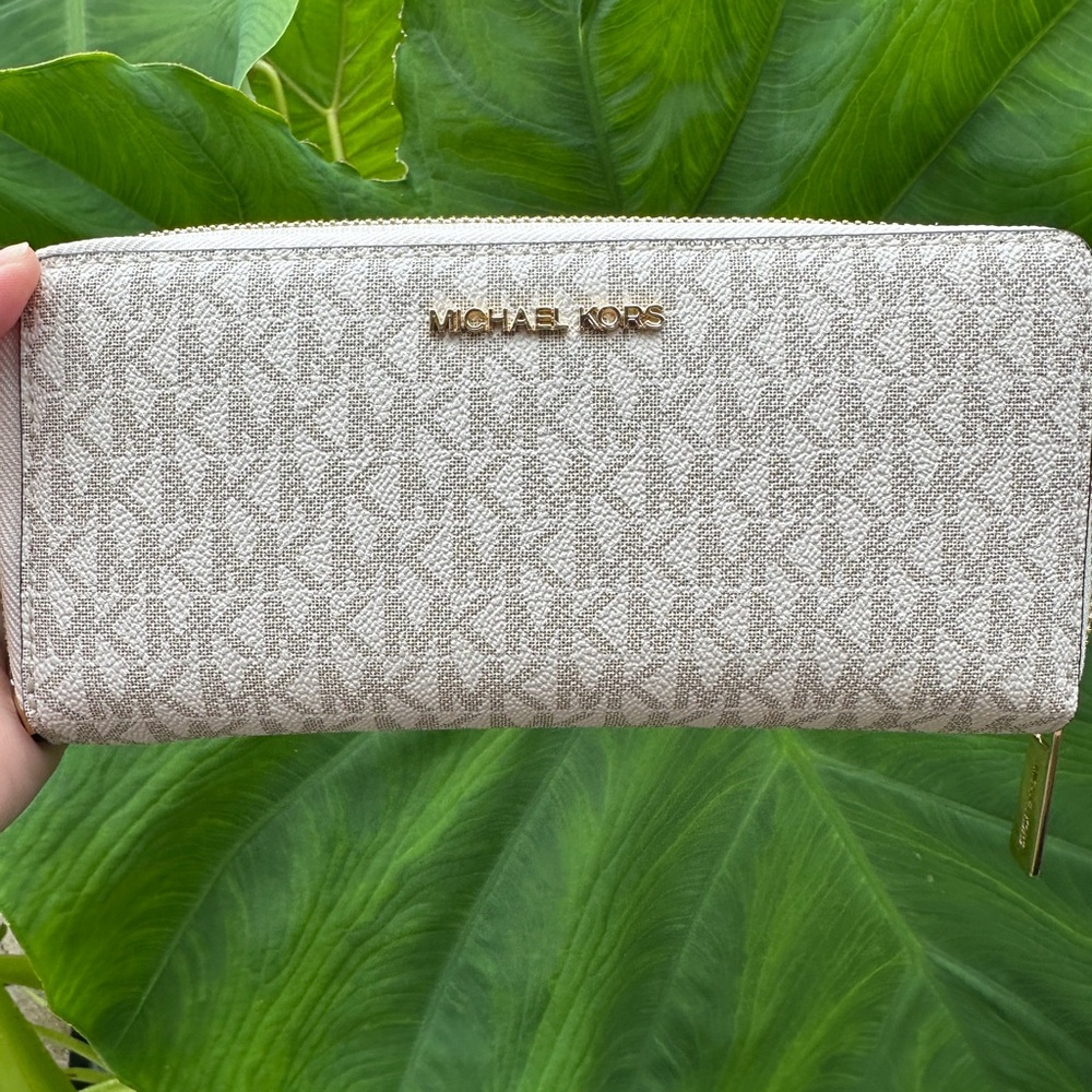 NWT Michael Kors Large Travel Wristlet - Picture 9 of 10